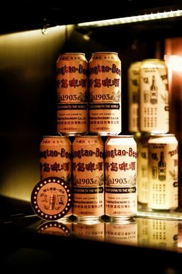 青啤經典1903復古裝上演“穿越秀”!陳數穿旗袍亮相解讀國潮